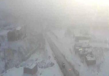 مه غلیظ دید رانندگان را در گردنه های کوهستانی زنجان به شدت کاهش داده است