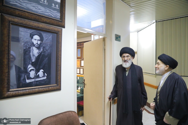 مراسم اهدای نسخه‌های خطی کتابخانه مرحوم آیت الله شاه آبادی به کتابخانه مرحوم آیت الله العظمی مرعشی نجفی