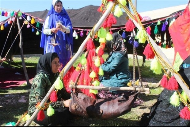 سهم 50 درصدی  زنان از تولیدات عشایری و روستایی آذربایجان غربی