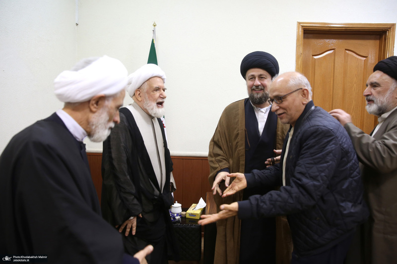 دیدار مهدی کروبی با سید حسن خمینی و جمعی از فعالان سیاسی