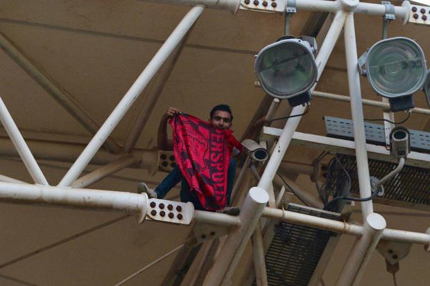 اقدام خطرناک هوادار پرسپولیس در اهواز+عکس
