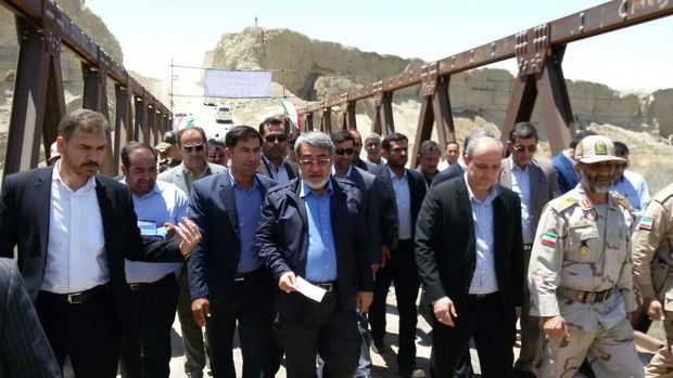 وزیر کشور یک دهنه پل را در منطقه مرزی گلستان افتتاح کرد