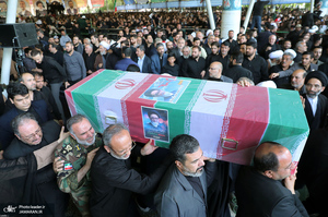 اقامه نماز رهبر معظم انقلاب بر پیکر رئیس جمهوری و یارانش