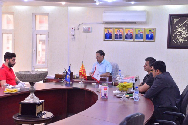 دیدار آذری با هافبک مصدوم فولاد+ عکس
